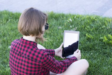 Sevimli bayan Park'ta dinlenme