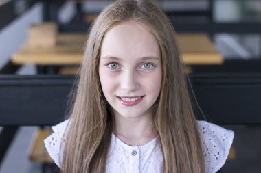 Yalnız kafede oturan sevimli sarışın model