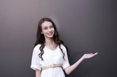 İhale özellikleri ile gülümseyen kadın