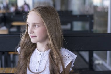 Sağlıklı sarı saçlı şık giyimli Bayan