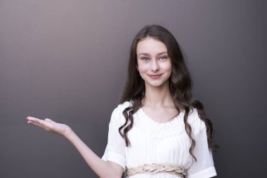 Mavi gözlü güzel esmer kız