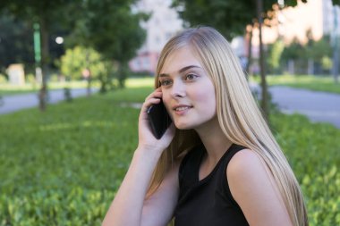 Cep telefonu üzerinde konuşurken çekici uzun saçlı kız