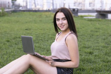 Çok güzel Bayan park içinde laptop üzerinde çalışıyor