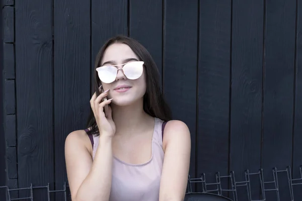 Härlig modell njuter telefon talk i solglasögon — Stockfoto