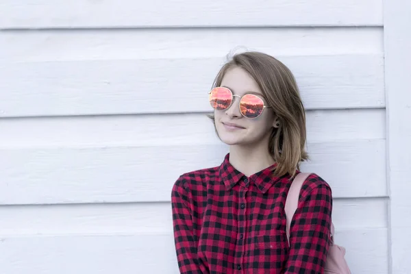 Charmig dam med trendiga rosa glasögon — Stockfoto