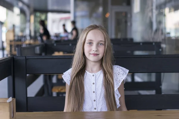 Cute usmívající se dáma v bílé košili v pouliční kavárně — Stock fotografie