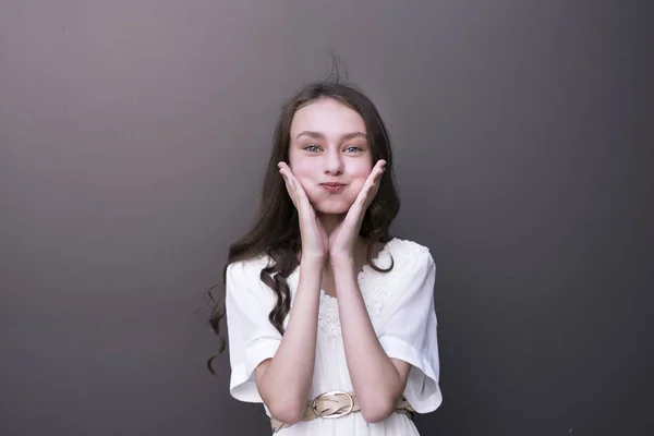 Midja-upp porträtt av flicka med friska lockig frisyr — Stockfoto