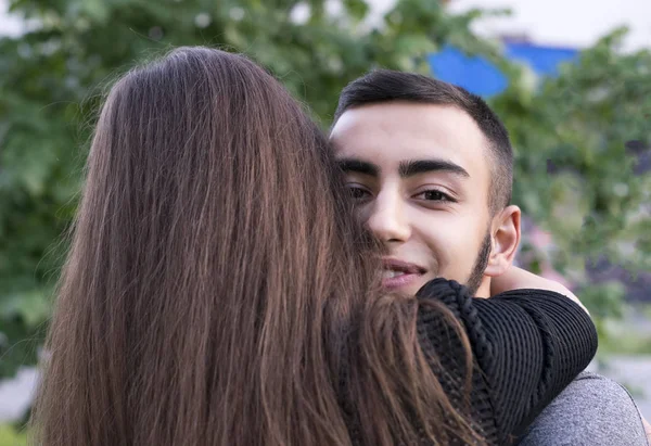 Zoete moment van twee mensen knuffelen buiten — Stockfoto