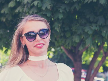Sokakta poz glamour bayan