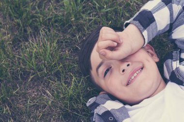 Komik çocuk düşen uykuda açık havada