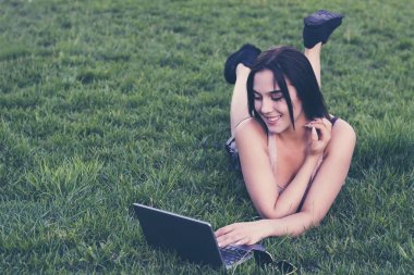 Esmer kadın parkta iyi vakit geçiriyor