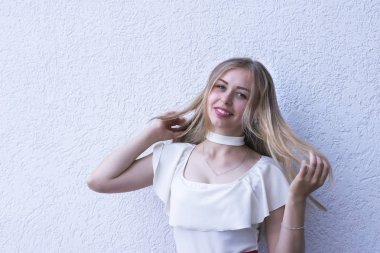 İyi bir ruh hali içinde muhteşem Bayan