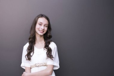 Tatlı görünümü ile güzel Bayan