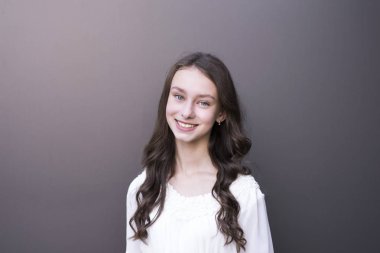 Beyaz top güzel kadın