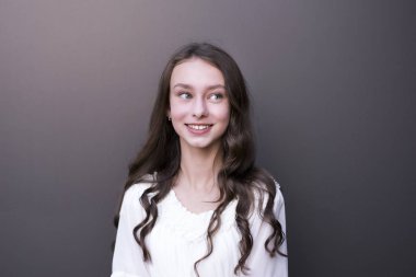 Dalgalı saç modeli ile çekici hanım