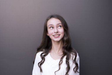 güzel bir kadın hakkında bir şeyler düşünme