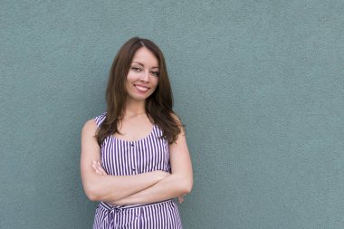 Neşeli gülümseyen kadın