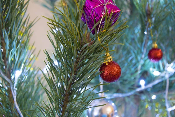Veselé Vánoce a šťastný nový rok pozadí. Dekorativní ozdoby, zářící světla na borovice — Stock fotografie