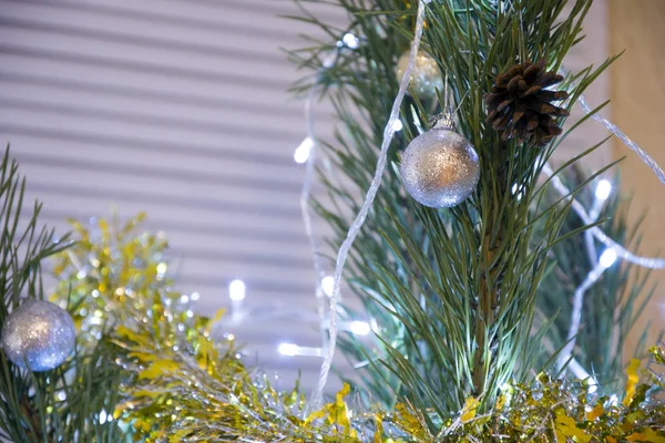 Closeup vánoční strom dekorace. Slavnostní pozadí. Třpytivé dekorační koule a zářící světla — Stock fotografie