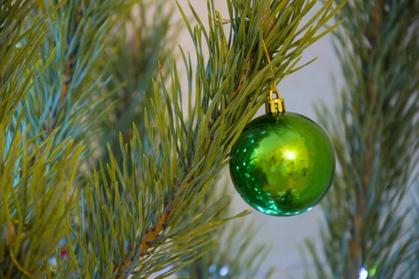 Green ball on Christmas tree. Holiday decorations background — Stock Photo, Image