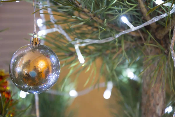 Vánoční nebo novoroční pozadí. Detailní strom dekorovaný borovice — Stock fotografie
