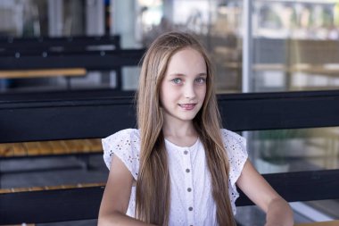 Yalnız Sokak kafede oturan şirin sarışın model