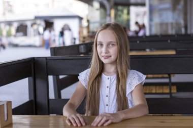 Sarışın model yalnız kafede oturan gülümseyen