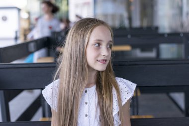 Yalnız kafede oturan genç sarışın model