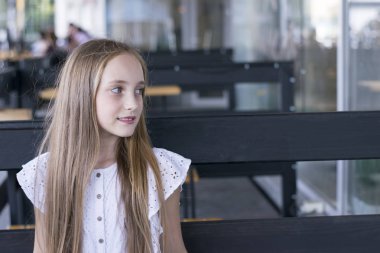 Yalnız kafede oturan mükemmel sarışın model