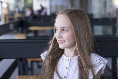 Sokak kafede oturan sarışın model