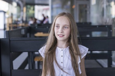 Yalnız kafede oturan şirin sarışın model