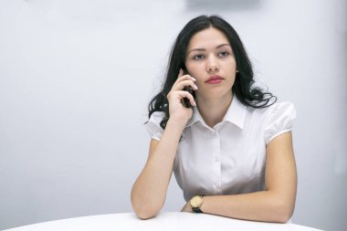 Resmen giyinik model telefon ile