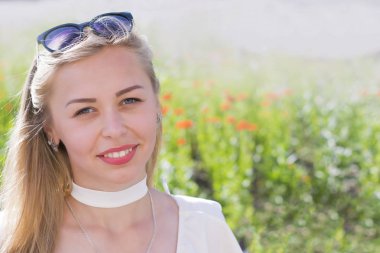 Neşeli beyaz modeli