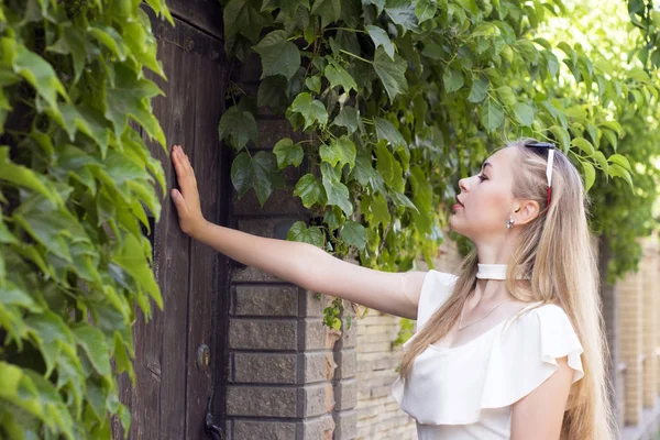 Attraktiv modell står nära hus — Stockfoto