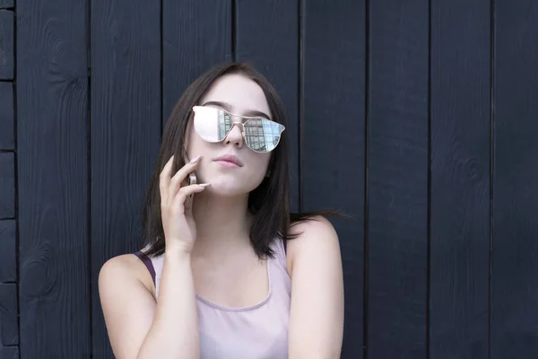 Härlig modell njuter telefon talk i solglasögon — Stockfoto