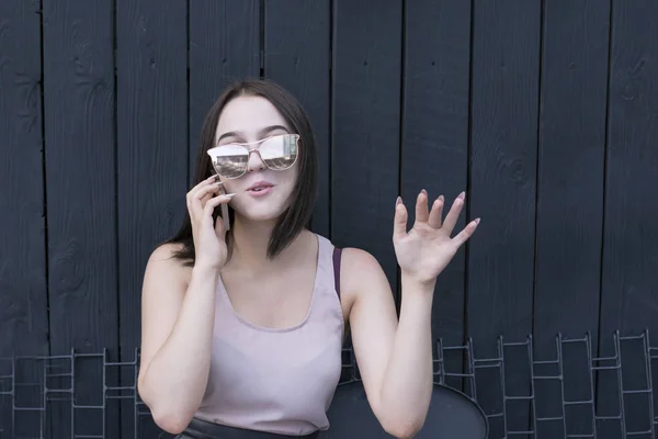 선글라스에 스마트폰 이야기를 즐기는 여자 — 스톡 사진
