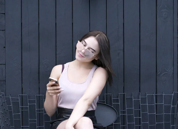 Porträtt av snygg tjej med telefon — Stockfoto