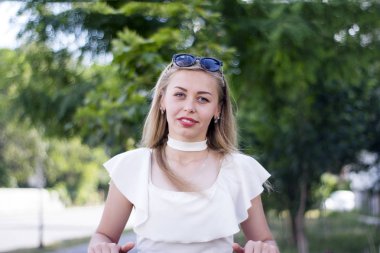 Güzel kız sokakta poz zevk