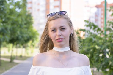 Neşeli beyaz modeli