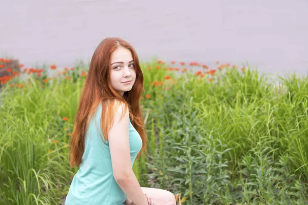 Dolce ragazza sorridente in camicia di menta — Foto Stock