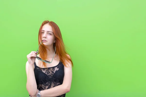Yeşil zemin üzerine genç Kızıl saçlı kız — Stok fotoğraf