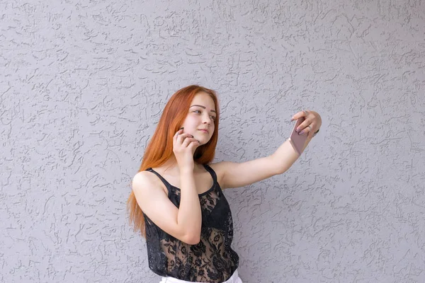 Dolce ragazza dai capelli rossi facendo selfie — Foto Stock