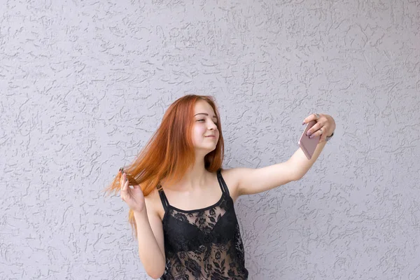 Selfie を作る甘い赤い髪の少女 — ストック写真