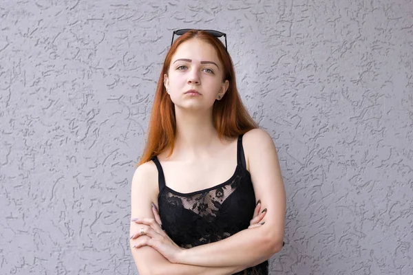 Sevimli kırmızı saç modeli kız — Stok fotoğraf