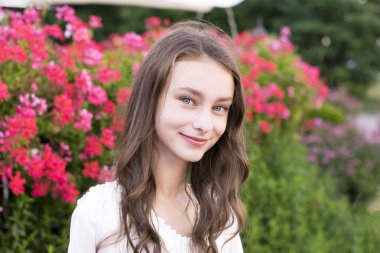 Yakışıklı model bahçede poz