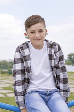 Nazikçe gülümseyen çocuk