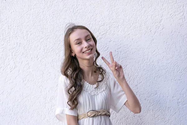 Glada damen i söt klänning — Stockfoto