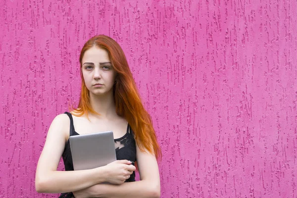 Tablet pc tutan Kızıl saçlı kız portresi — Stok fotoğraf