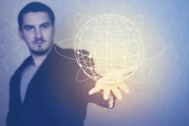 İşadamı parlayan top gösterilen takım elbiseli