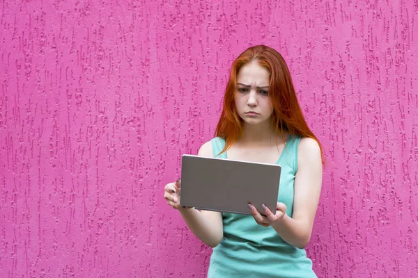 Zmatený zrzka dívka použití počítače tablet pc — Stock fotografie